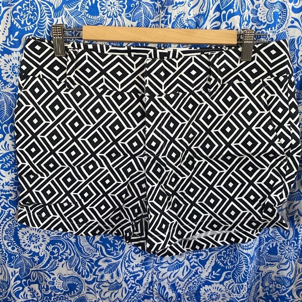 INC International concepts Geometrical, black and white shorts size 10